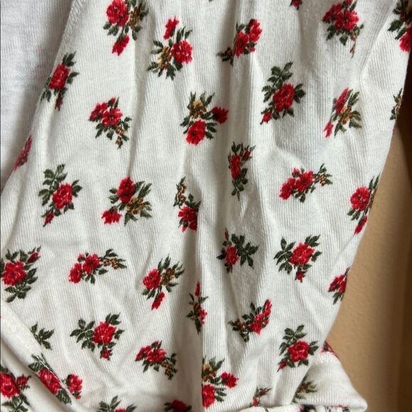 Brandy Melville Women’s Size Small Cream Color with Rose Print Cropped Wrap Tee - Picture 2 of 4